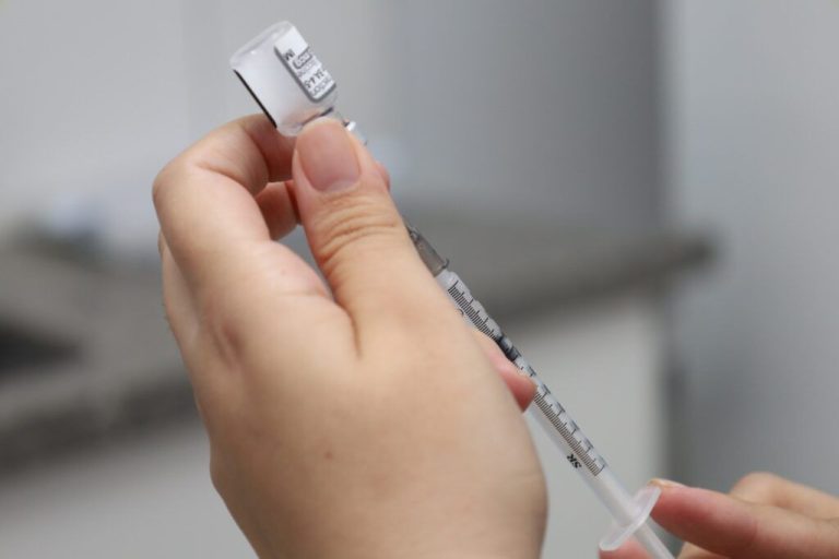 Aparecida de Goiânia continua vacinando a população contra a gripe e covid-19