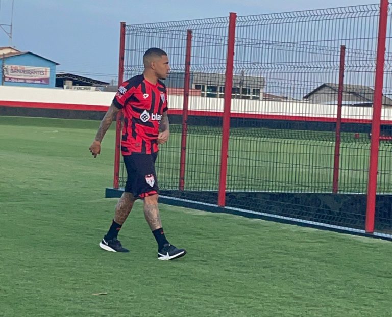 Lucas Esteves após treinamento no CT do Dragão