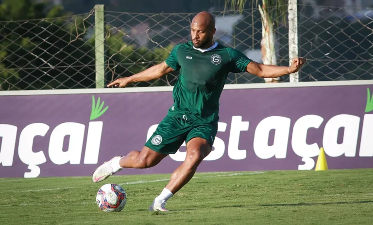 Goiás rescinde contrato com o volante Fellipe Bastos 
