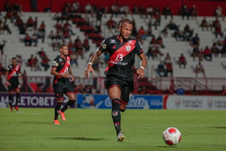 Léo Pereira conduzindo bola no Accioly
