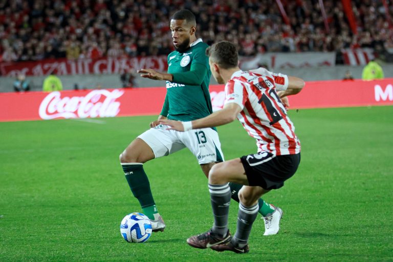 Após expulsão na Sul-Americana, lateral do Goiás pede desculpas nas redes sociais