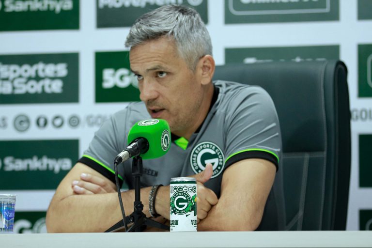 Após empate com o Athletico-PR, técnico do Goiás critica arbitragem: “Fomos penalizados duas vezes”