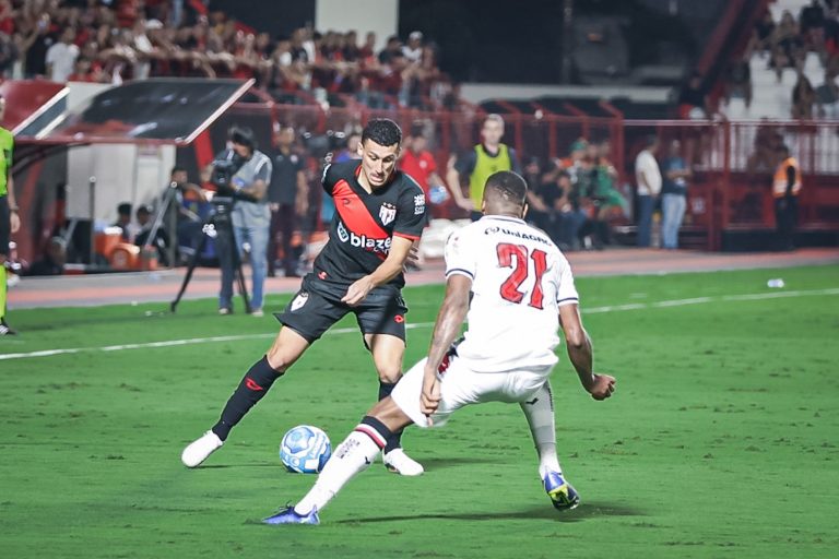 Atlético-GO empata no Accioly, mas se aproxima dos concorrentes do G4