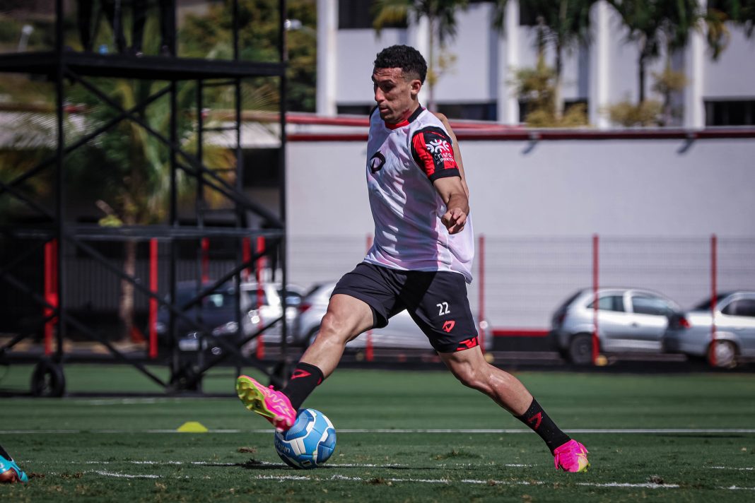 Gabriel Baralhas durante treinamento no CT do Dragão