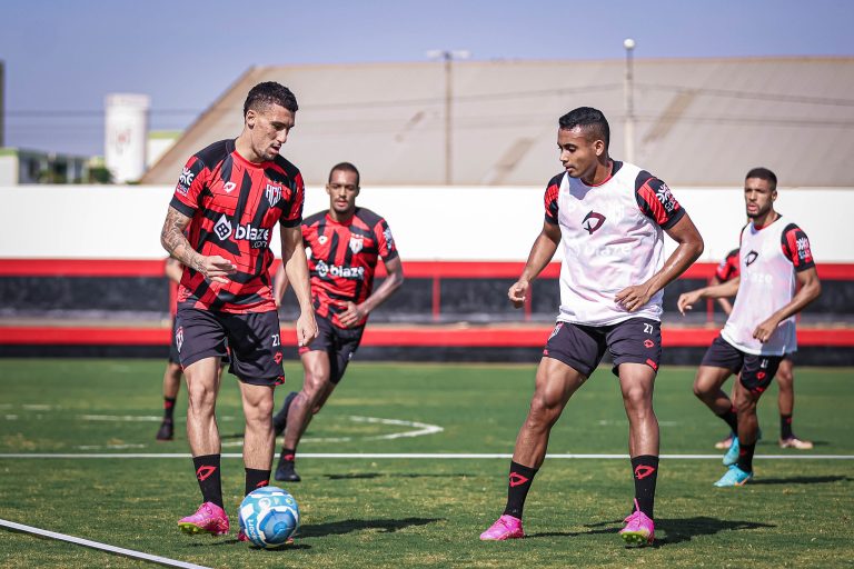 Gabriel Baralhas ao lado de Airton no CT do Dragão
