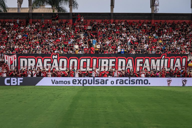 Torcida do Atlético Goianiense no Accioly contra Vitória