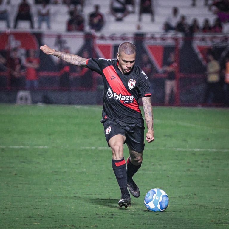 Lucas Esteves cruzando durante o jogo