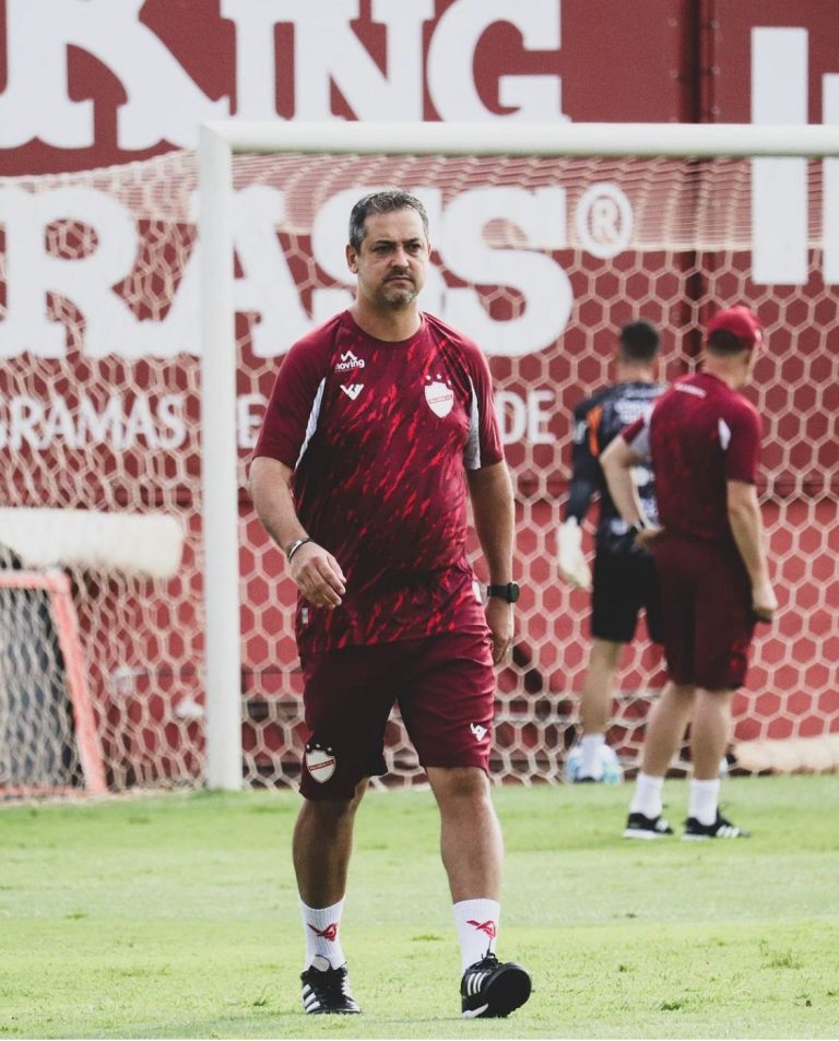 Técnico, Marquinhos Santos, terá onze dias para corrigir os erros no Vila Nova