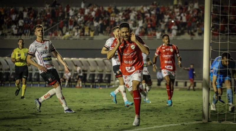 Lateral acredita que mudanças podem ajudar o Vila no Goianão