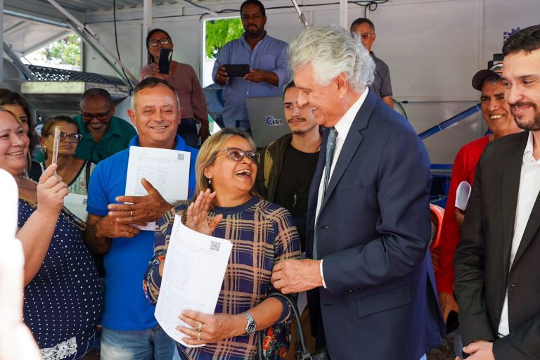 Governo entrega títulos definitivos de domínio de terras a produtores rurais