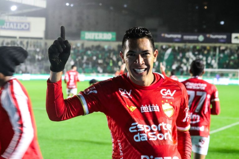 Vila Nova vence fora de casa e volta ao G4 da Série B