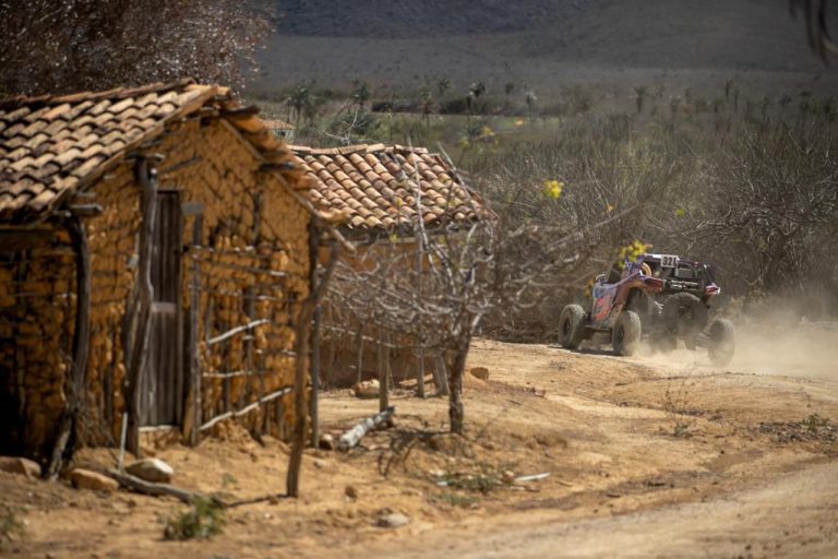 A terceira etapa do rali entre Petrolina/PE e Xique-Xique/BA foi cheia de adversidades e, ainda, não permitiu apoio mecânico externo