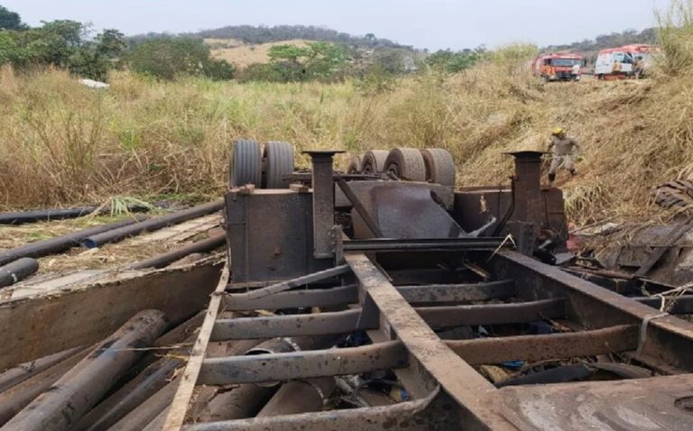 Motorista morre em tombamento de caminhão na GO-080, em Damolândia