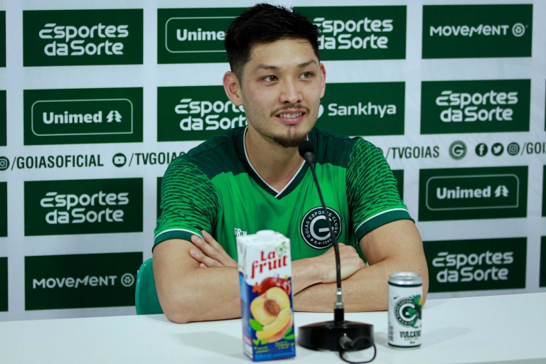 Luís Oyama destaca briga pela titularidade no Goiás: “muita competitividade”