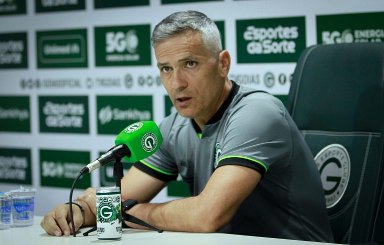 Questionado sobre a ‘seca’ dos atacantes, técnico do Goiás afirma: “Não me preocupo com quem faz gol”