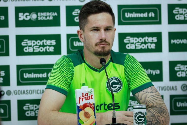Goleiro do Goiás projeta confronto com o Palmeiras: “adversário muito difícil”