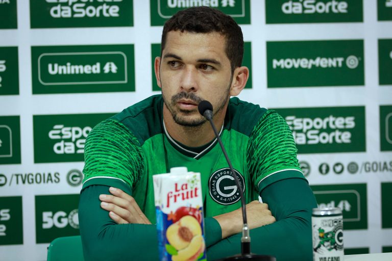 Zagueiro do Goiás projeta confronto com o Botafogo e afirma: “estamos precisando da vitória”