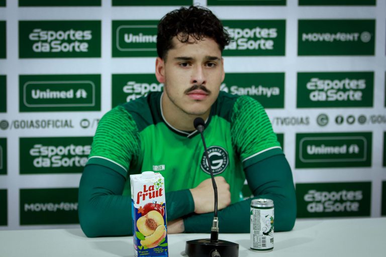 Zagueiro do Goiás exalta evolução da defesa e projeta jogo com o Flamengo: “extremamente difícil” 