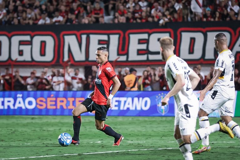 Atlético-GO faz boa partida, vence no Accioly e encosta no G4