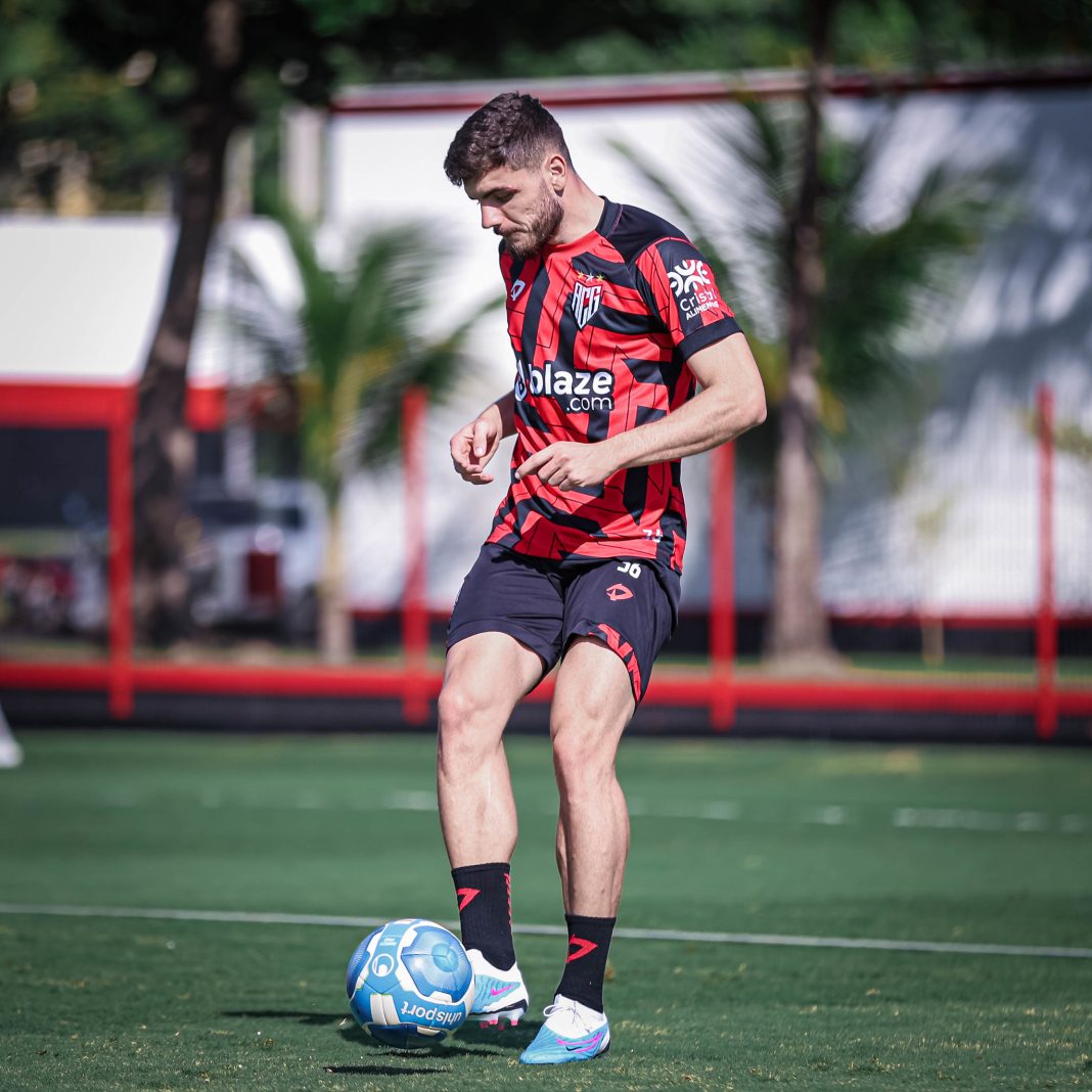 Zagueiro Heron durante treinamento no CT do Dragão