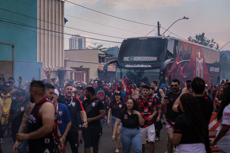 Torcida recepcionando o ônibus na entrada do Accioly