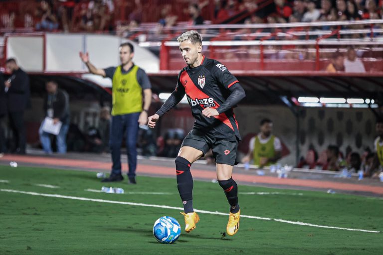 Atacante Kelvin dentro de campo diante do Vitória