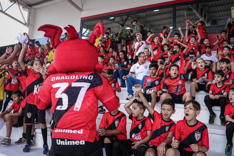 Dragolino com a torcida do Atlético Goianiense no Accioly