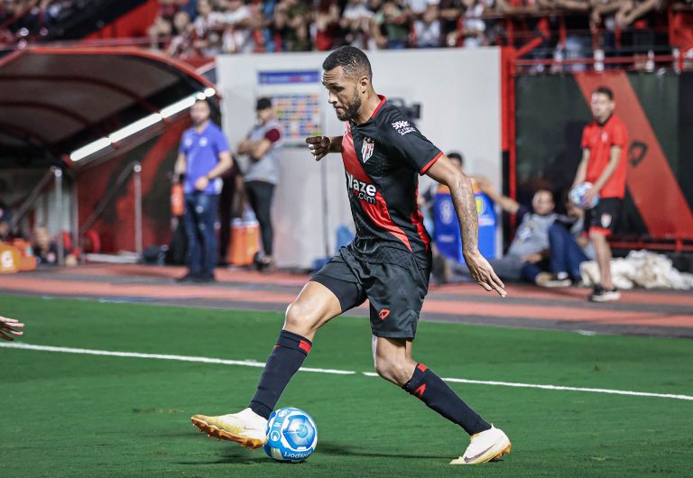 Atacante Gustavo Coutinho no estádio Antônio Accioly
