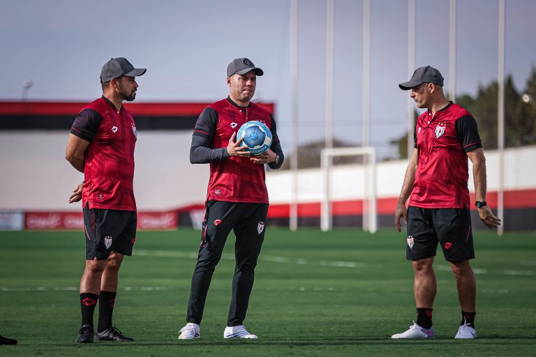 Jair Ventura ao lado de Anderson Gomes e Luciano Deitos