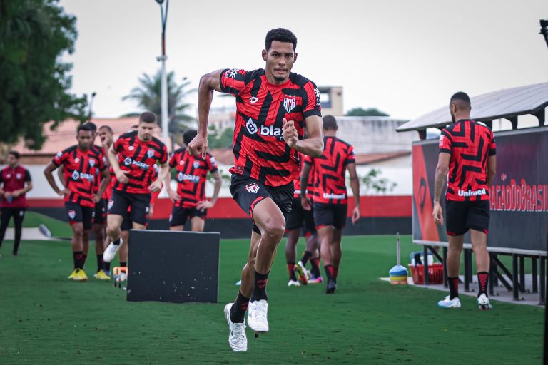 Zagueiro Alix correndo durante aquecimento