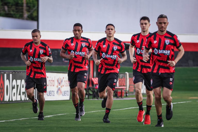 Jogadores titulares do Atlético Goianiense correndo no gramado
