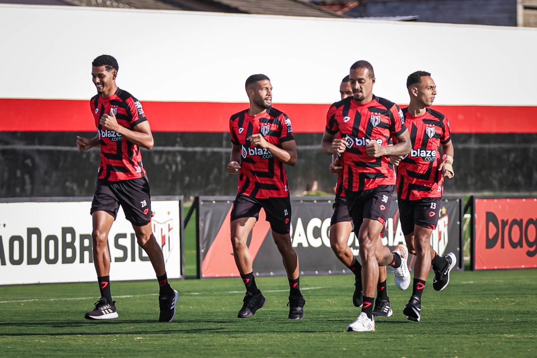 Jogadores do Atlético Goianiense correndo no CT do Dragão
