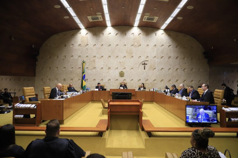 STF decide que Congresso deve regulamentar a licença-paternidade