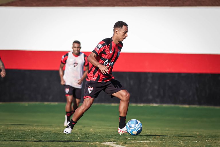 Dodô conduzindo bola durante treino no CT do Dragão