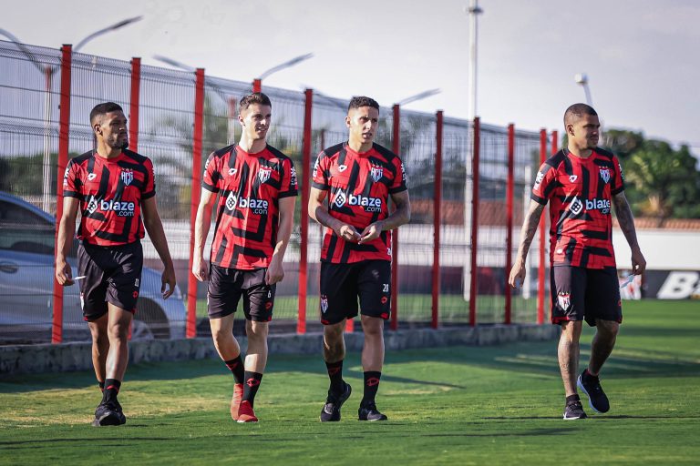 Jogadores no gramado do CT do Dragão 2023