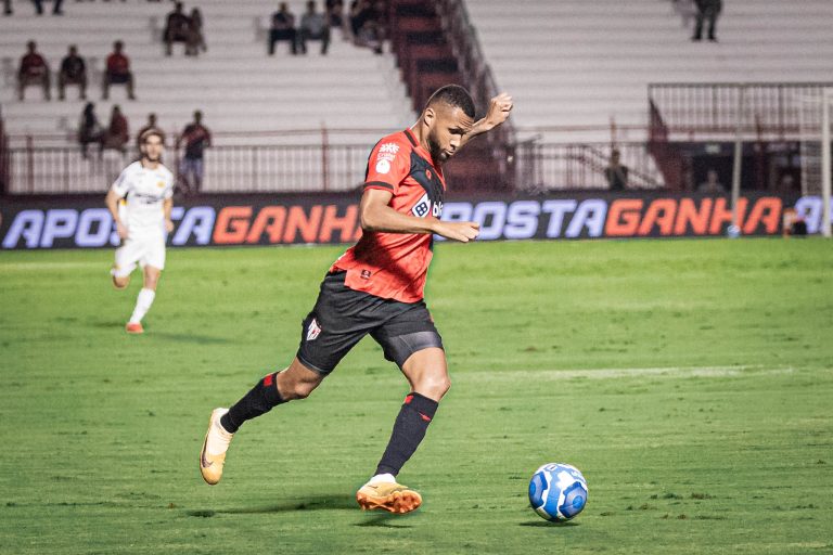 Gustavo Coutinho cruzando pelo Atlético Goianiense