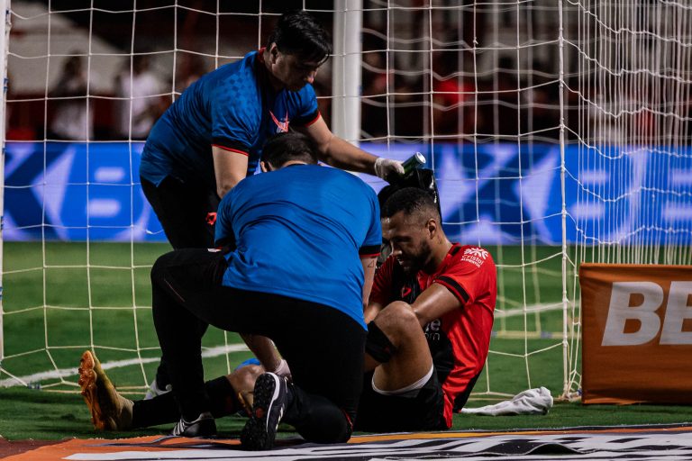 Atacante Gustavo Coutinho sendo avaliado ainda no gramado