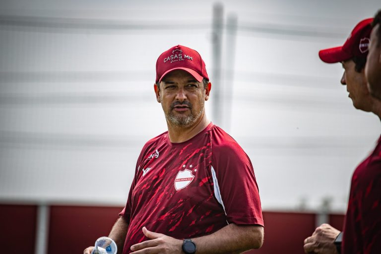 Diretoria do Vila Nova se reúne ainda hoje para definir saída de Marquinhos Santos