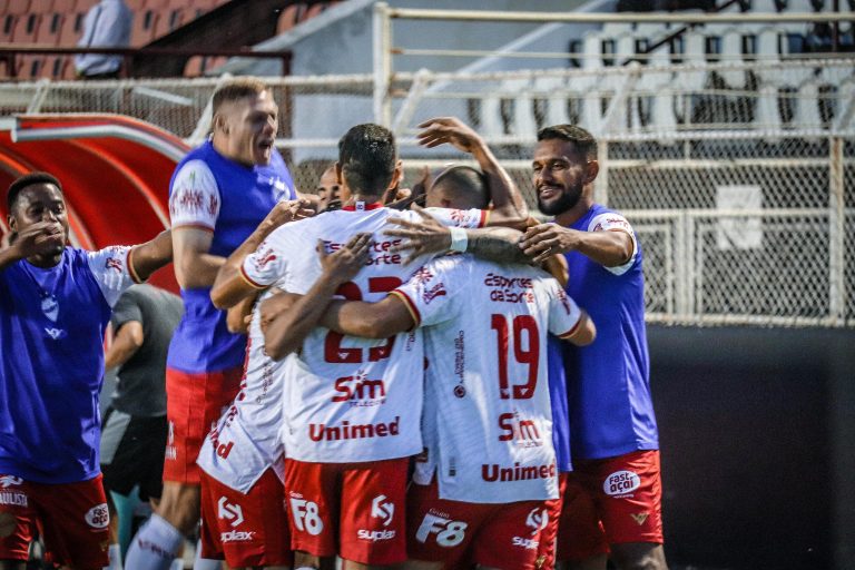 Vila Nova vence fora de casa e se mantém vivo na briga pelo acesso