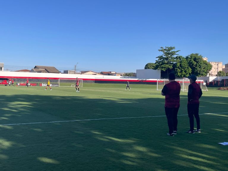 Jair Ventura assistindo o jogo-treino no CT do Dragão