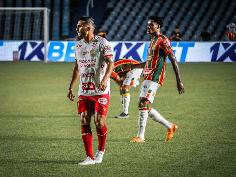 Vila Nova perde de virada e desperdiça chance de dormir no G4 da Série B