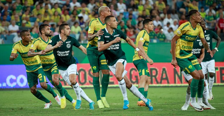 Goiás cai de rendimento no segundo tempo, cede empate e continua a flertar com o Z4