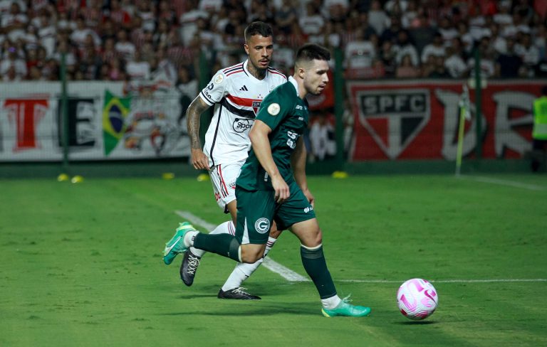 Goiás vence na Serrinha, mas continua na zona de rebaixamento da Série A