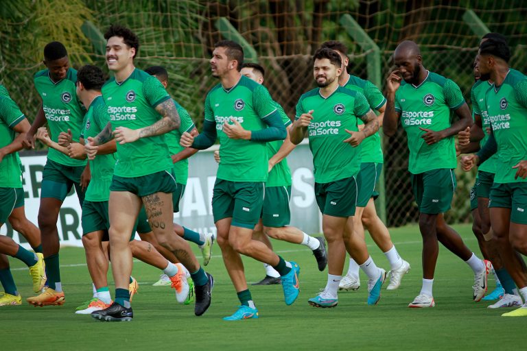 Com desfalque na defesa e dúvidas no ataque, Goiás se prepara para enfrentar o Bragantino