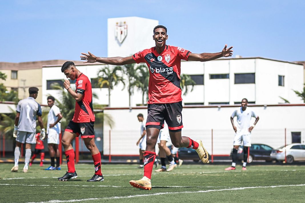 Ivan comemorando um dos gols marcados