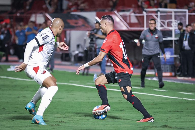 Atlético-GO vence no Accioly e encosta no G4 da Série B