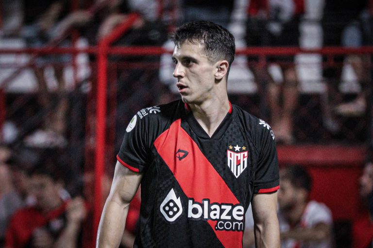 Meia Shaylon durante jogo no Accioly