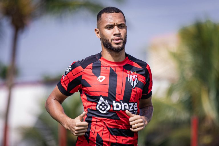 Atacante Gustavo Coutinho na transição