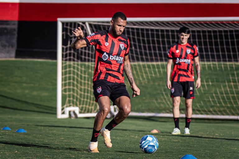 Atacante Gustavo Coutinho treinando com bola