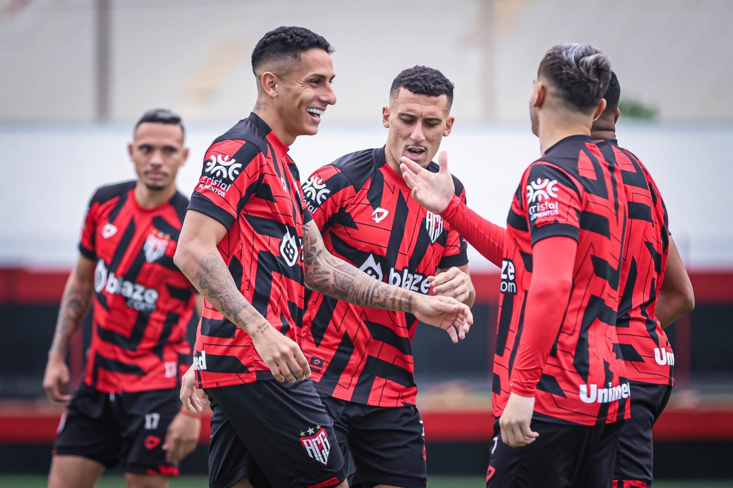 Jogadores sorrindo no Atlético Goianiense